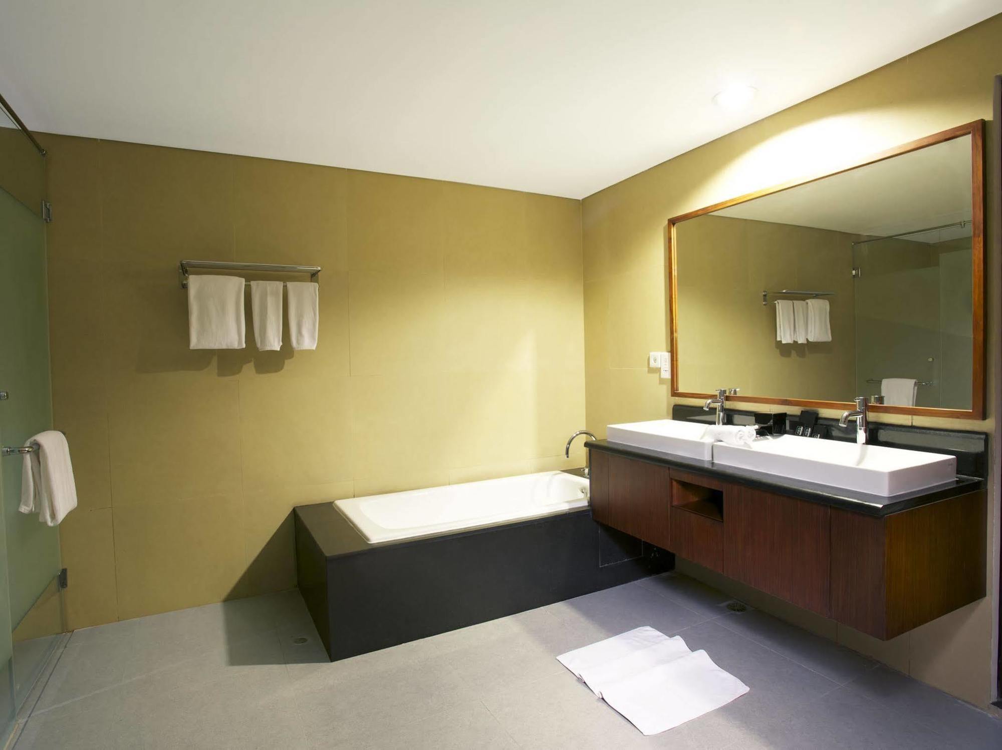 Hotel Neo+ Green Savana Sentul City Bogor Exterior foto